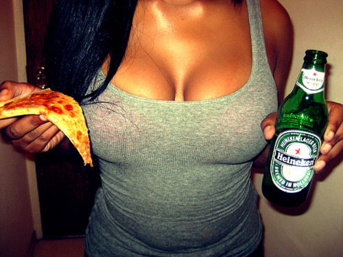 Csöcsök + pizza + sör