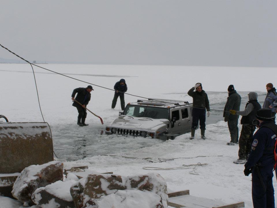 Hummer H2 a víz alatt - beszakadt alattuk a Balaton jege